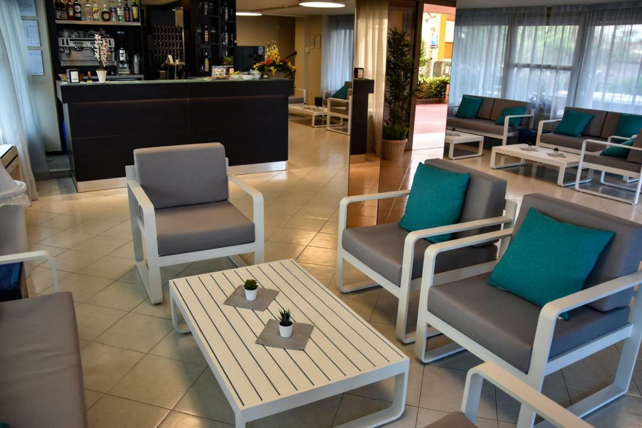 Tyc Hotel Viserbella di Rimini Ngoại thất bức ảnh